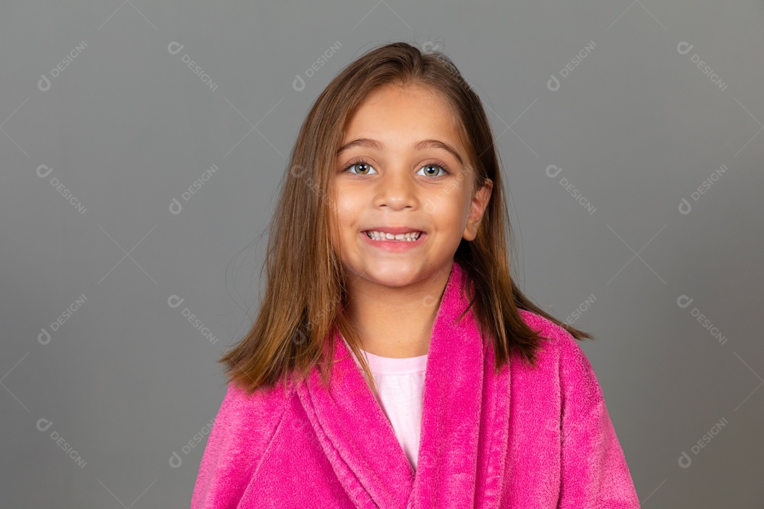 Linda menina usando roupão de banho rosa sobre fundo isolado