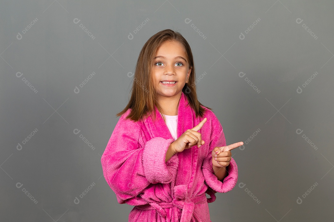 Linda menina usando roupão de banho rosa sobre fundo isolado