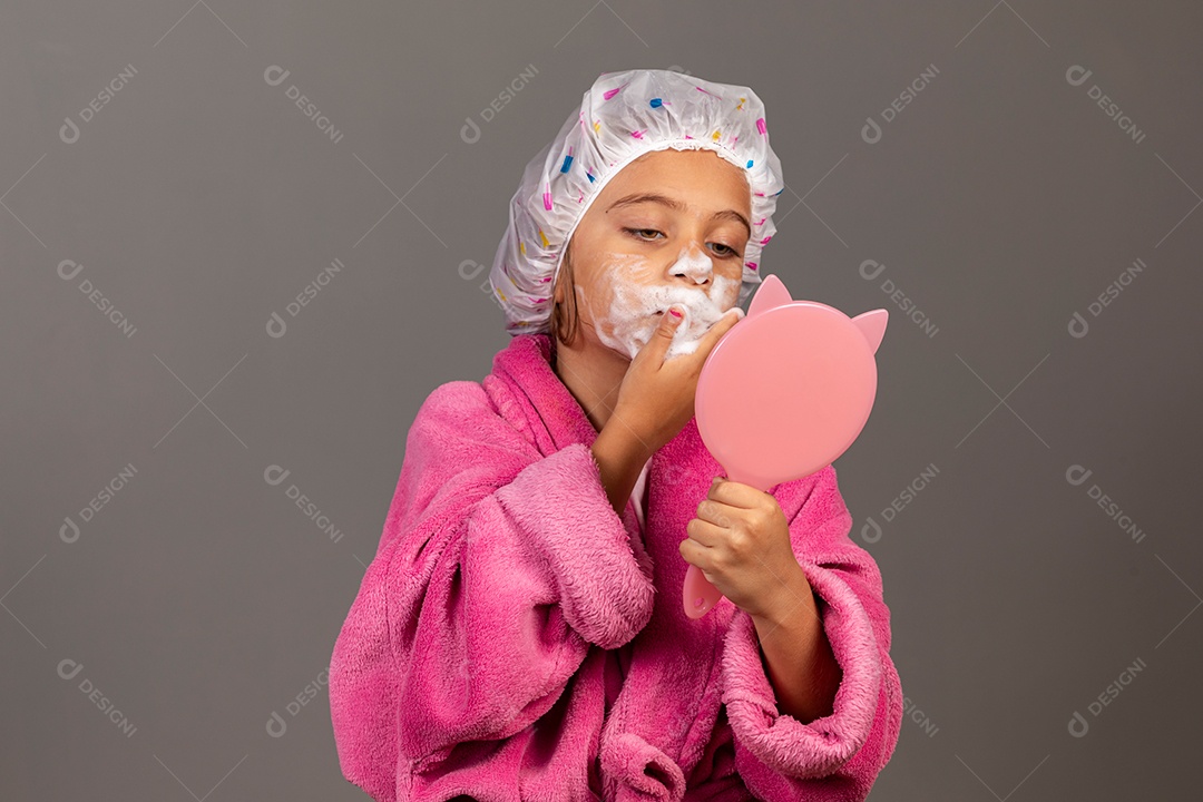 Garota menina pessoa criança roupão banho rosa linda touca esfoliante espelho fundo isolado Fotos Imagens JPG