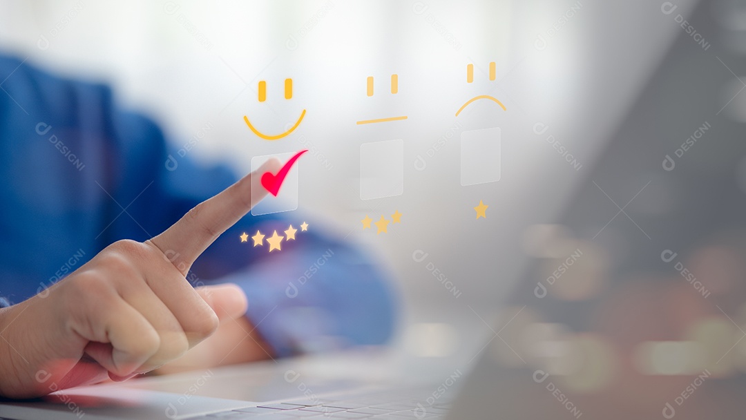 Empresário escolhendo avaliação de feedback de ícone de sorriso feliz e experiência positiva de avaliação do cliente