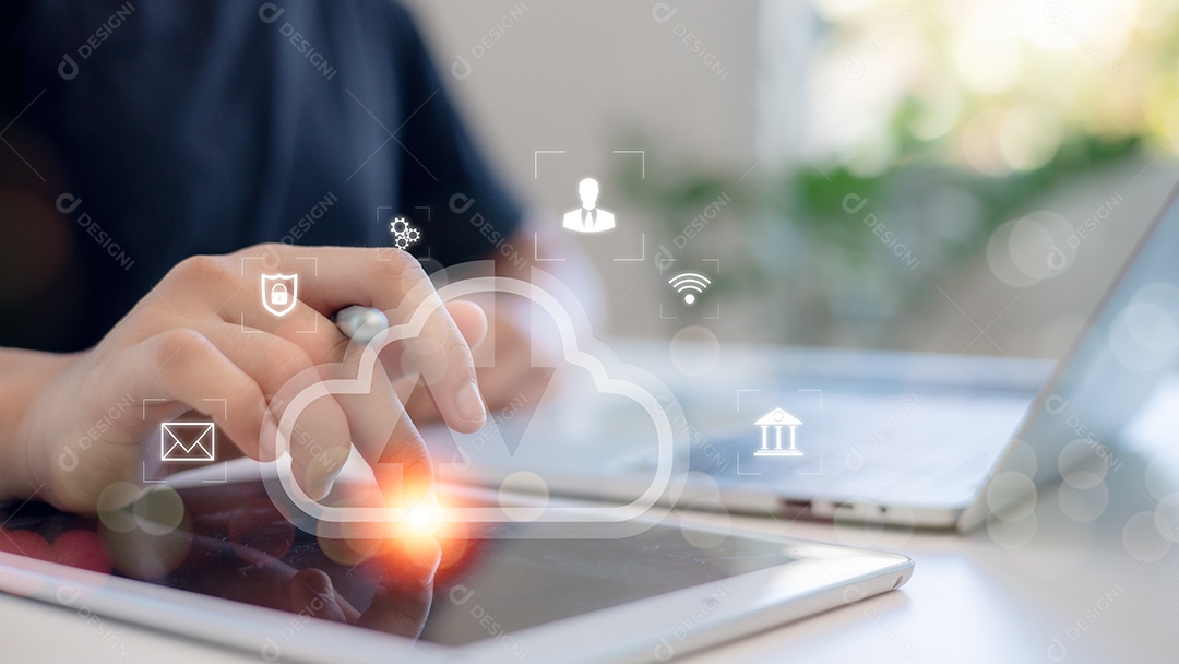 Empresário com diagrama de computação em nuvem mostra na mão tecnologia em nuvem armazenamento de dados conceito de rede e serviço de internet