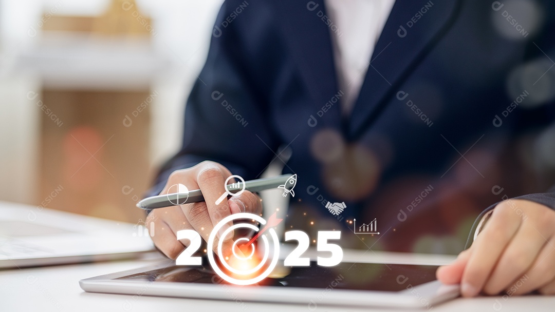 Empresário apontando para ícone de 2025 de alvo e negócios e objetivo