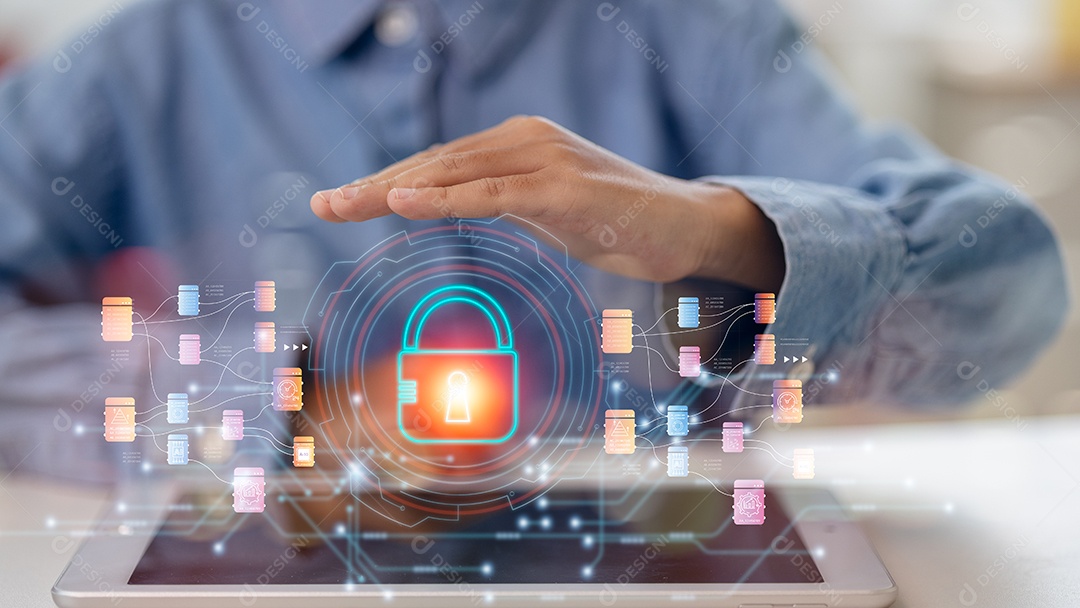 Um empreário está navegando na Internet em um smartphone para proteger uma segurança cibernética