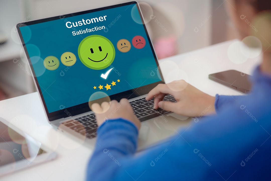 Empresário escolhendo avaliação de feedback com ícones