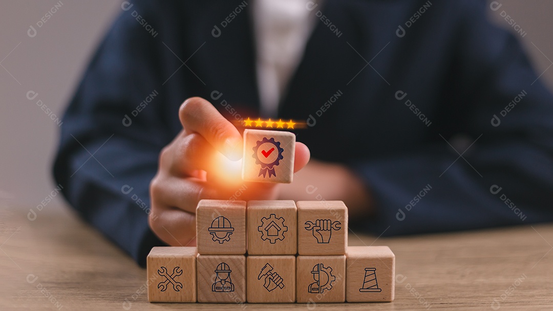 Mão de empresário empilhando blocos como conceito de estrategia em négocios