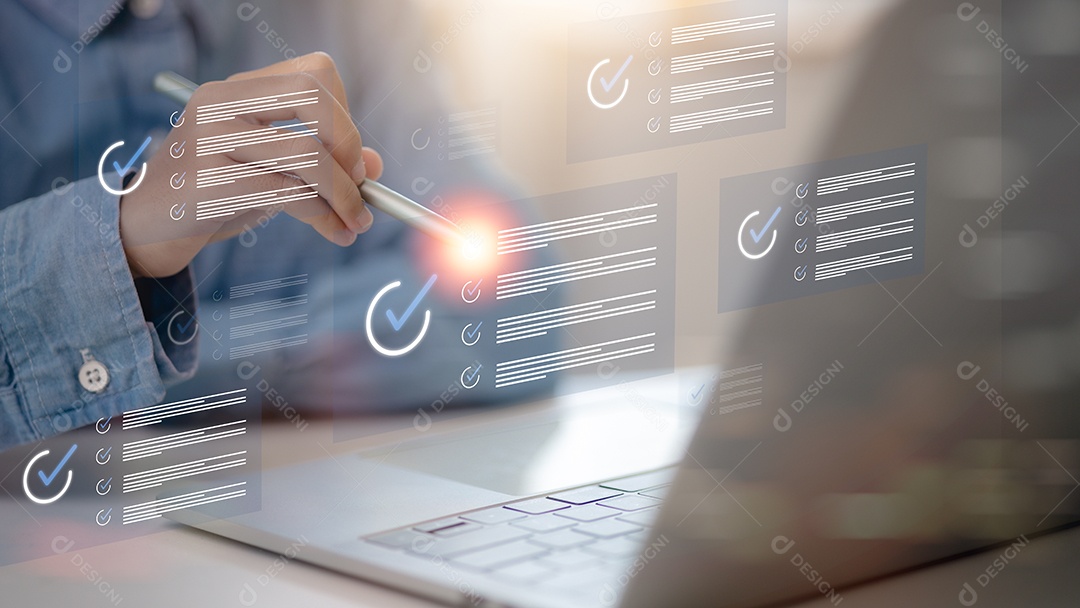 Empresária marcando um questionário avaliação exame online