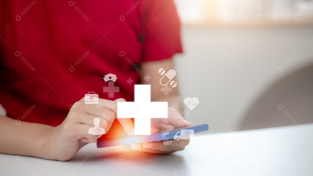 Empresário segura ícones de conexão de rede virtuais e médicos