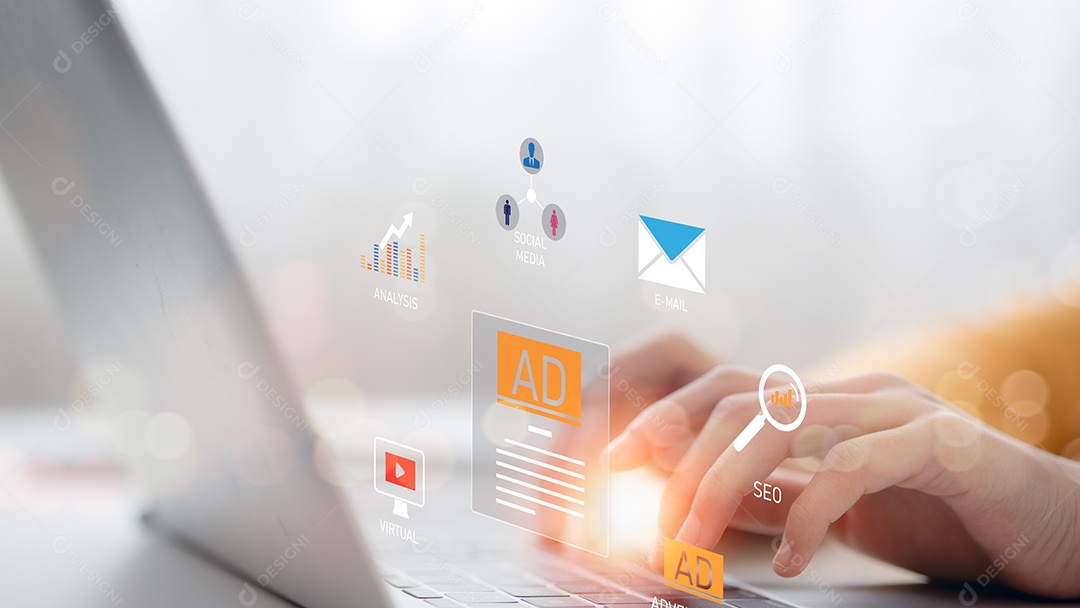 Empresária usando leptop com tecnologia avançada para negócios