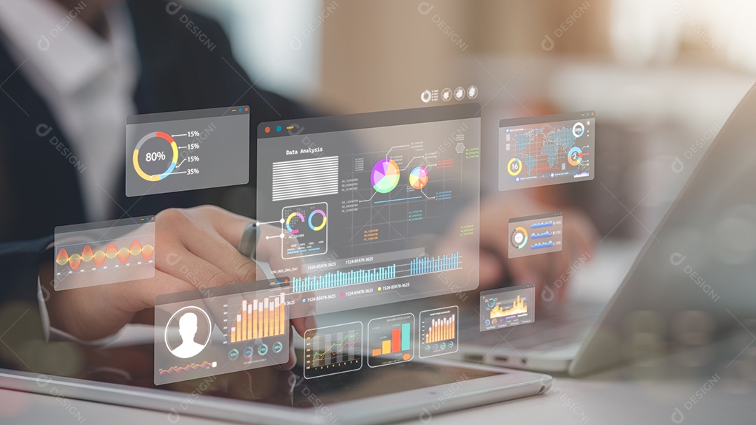 Empresário usando leptop com tecnologia avançada para negócios