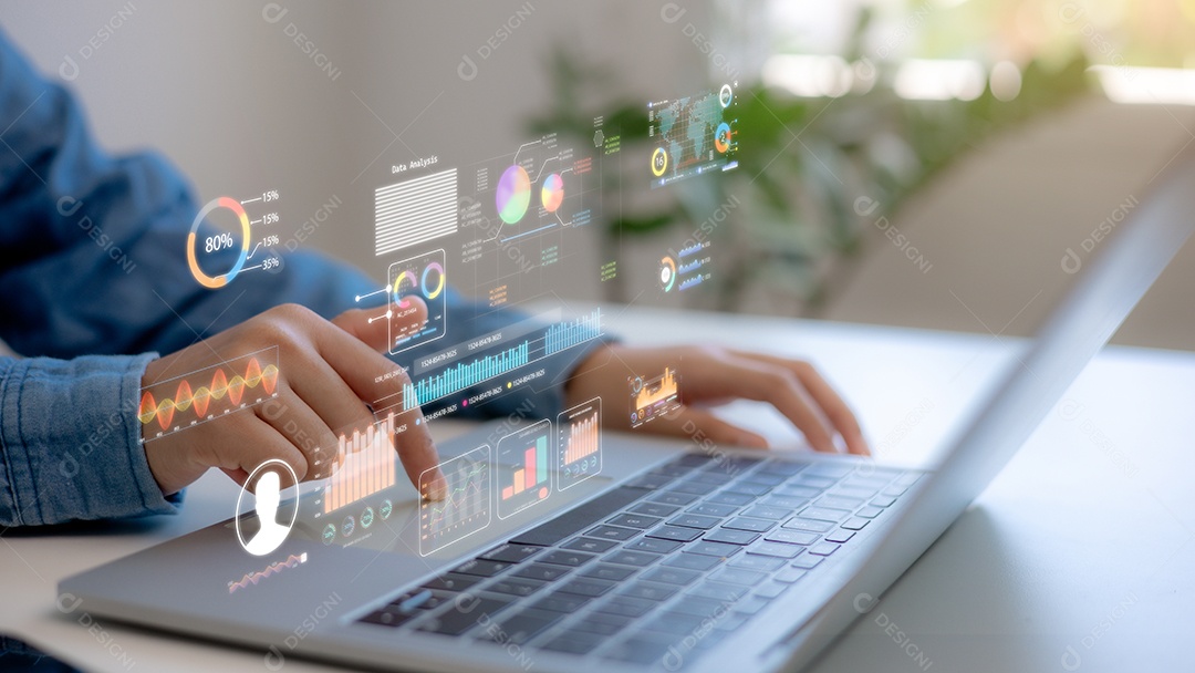 Empresária usando leptop com tecnologia avançada para negócios