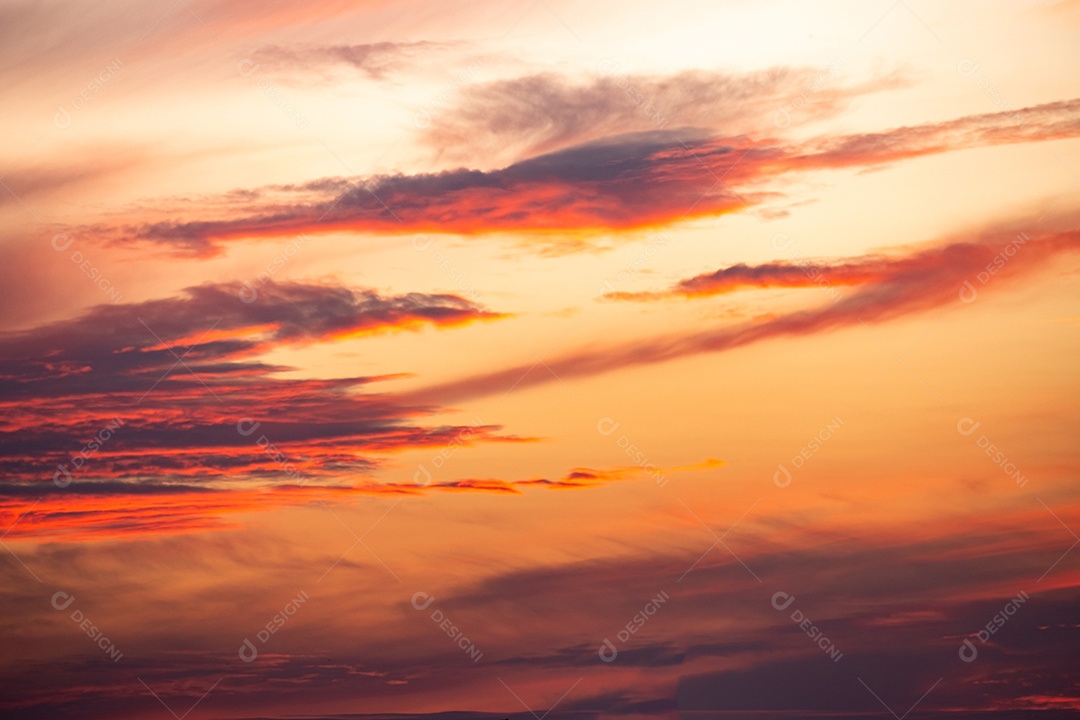 O nascer do sol é decorado com nuvens em vários formatos