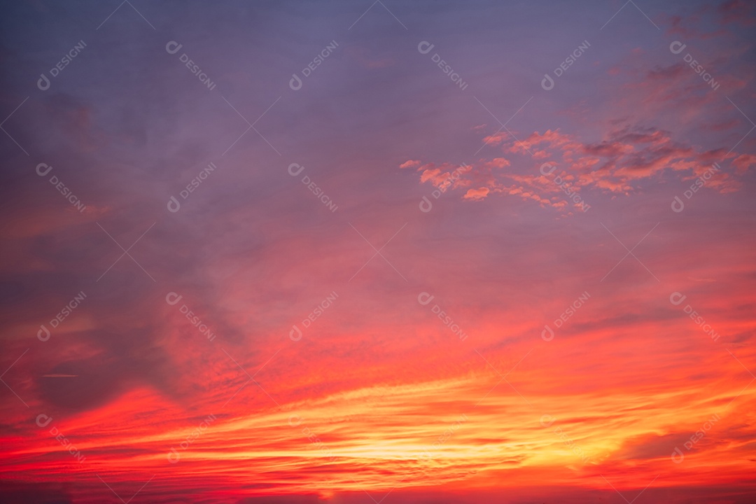 O nascer do sol é decorado com nuvens em vários formatos
