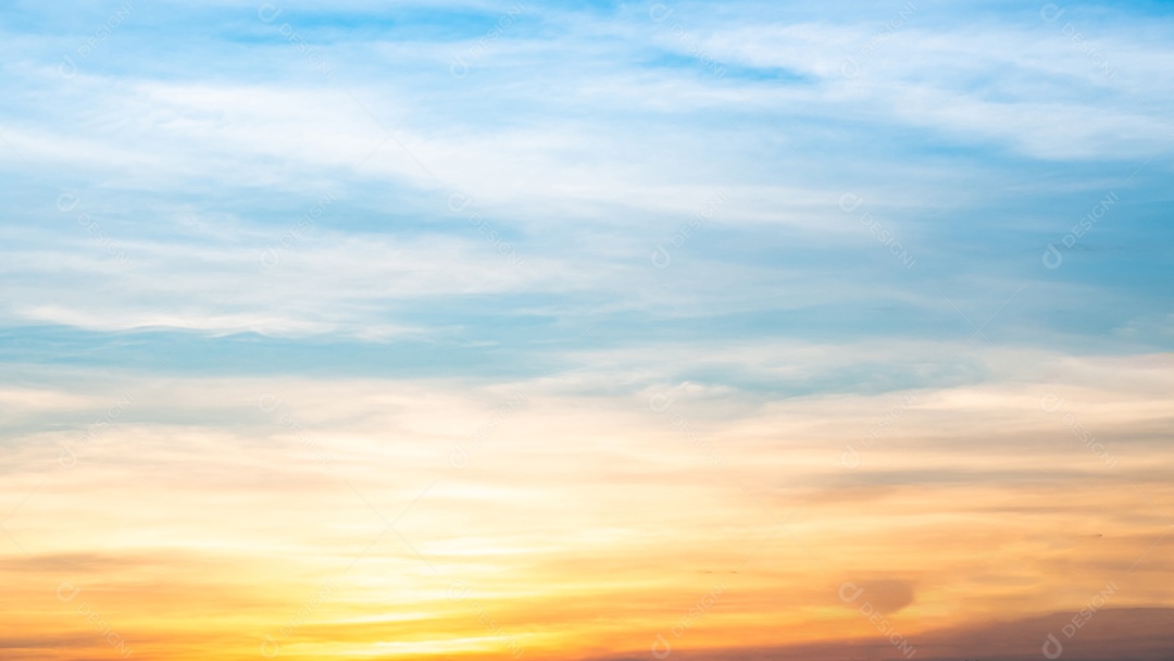 O nascer do sol é decorado com nuvens em vários formatos