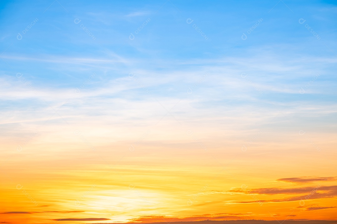 O nascer do sol é decorado com nuvens em vários formatos