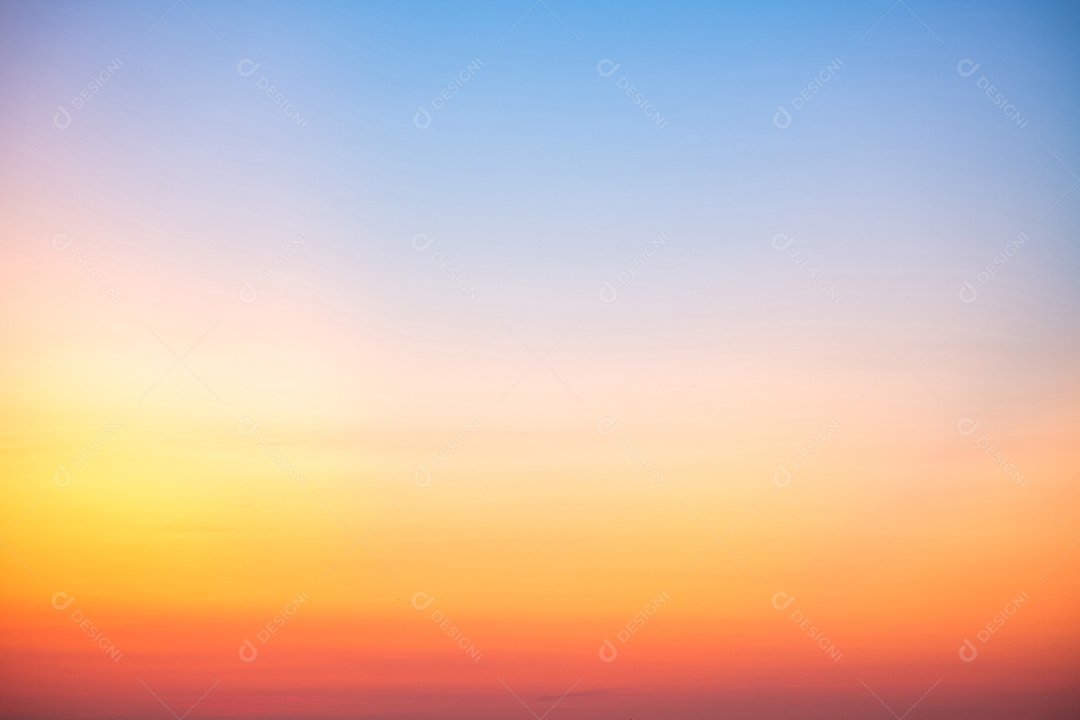 O nascer do sol é decorado com nuvens em vários formatos