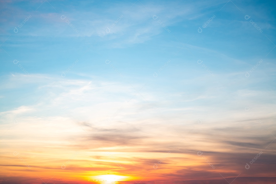O nascer do sol é decorado com nuvens em vários formatos