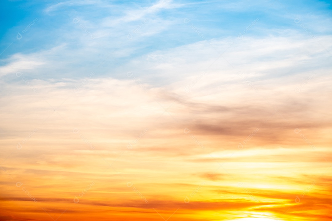 O nascer do sol é decorado com nuvens em vários formatos