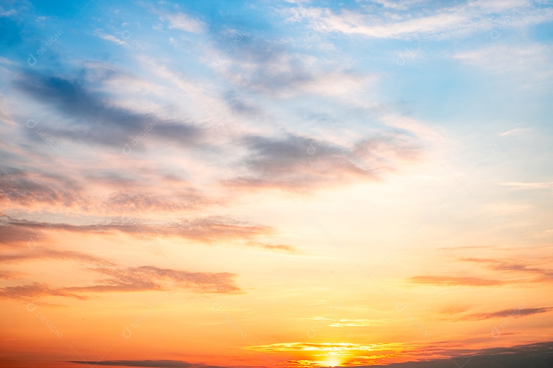 O nascer do sol é decorado com nuvens em vários formatos