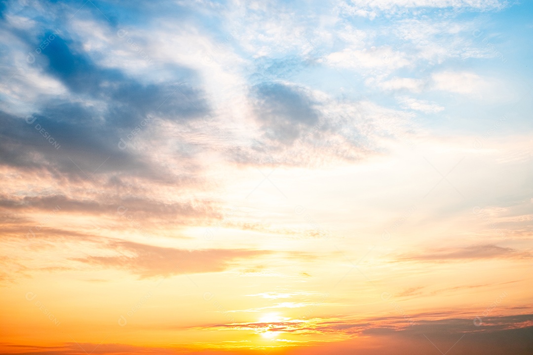 O nascer do sol é decorado com nuvens em vários formatos