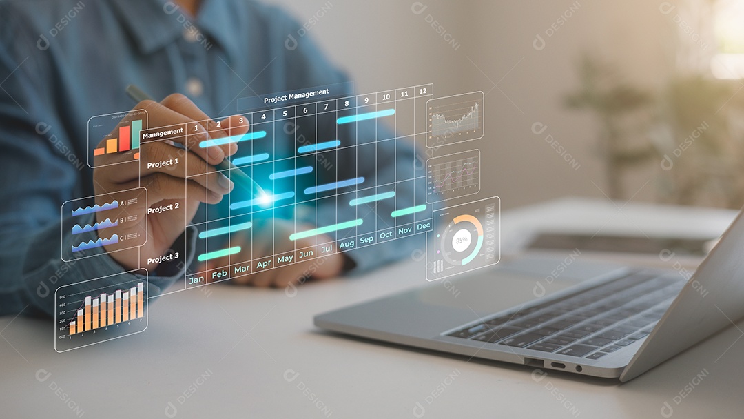 Empresário usando leptop com tecnologia avançada para negócios