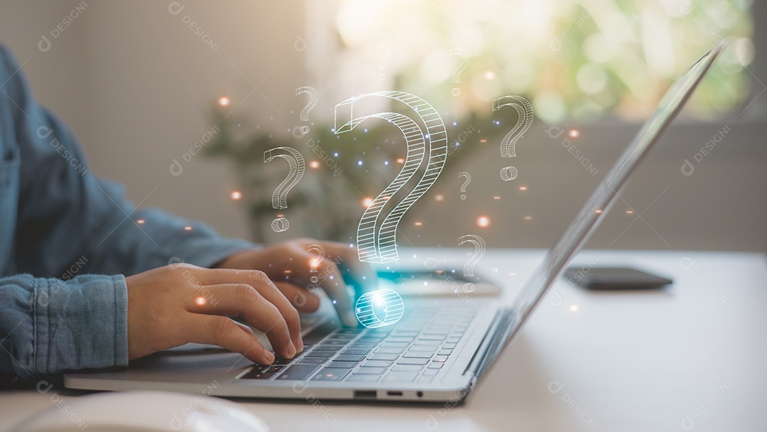 Empresário usando leptop com tecnologia avançada para negócios