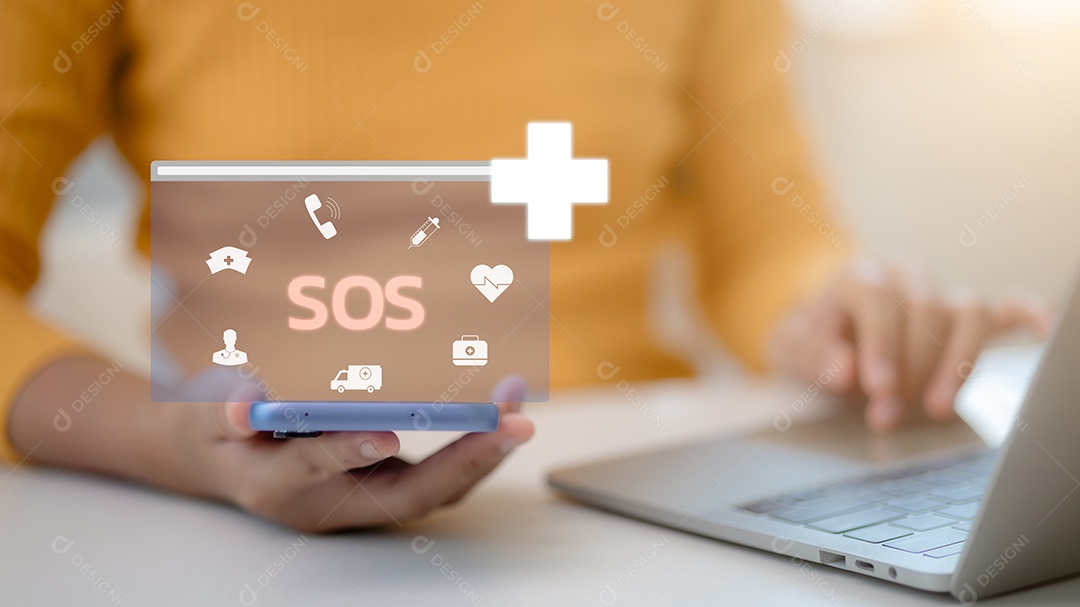 Mulher usando smartphone inteligente com aplicativo de emergência