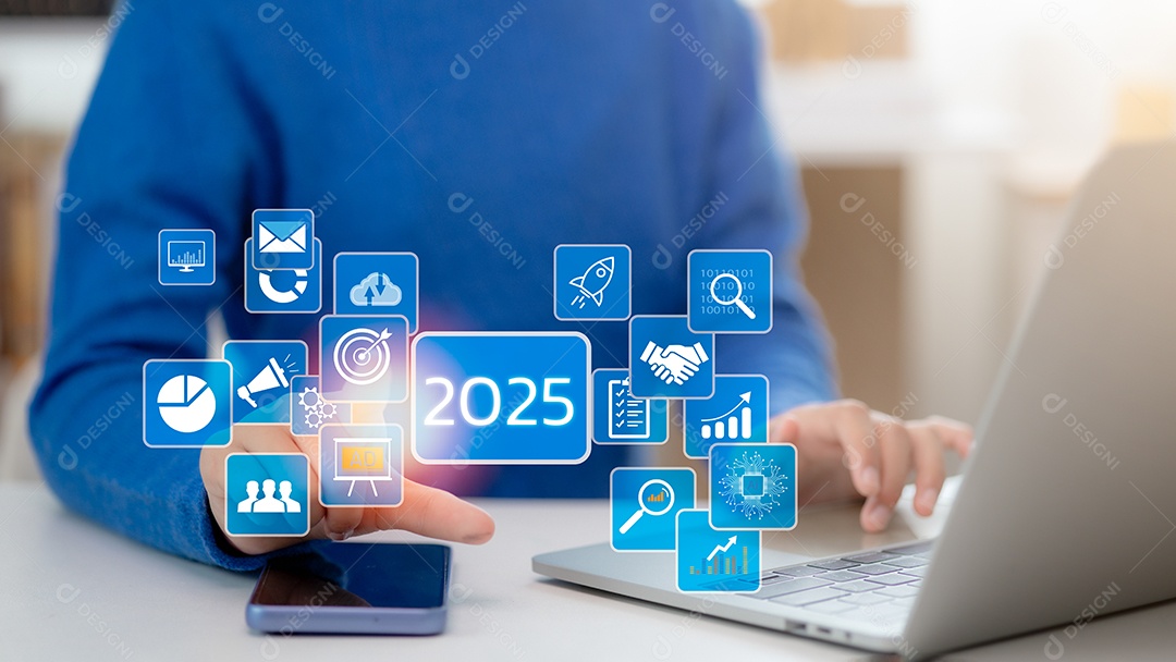 Empresário usando smartphone e leptop com tecnologia avançada