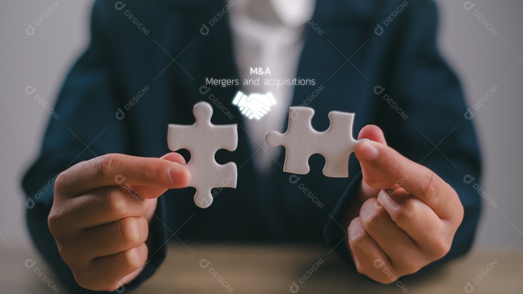 Mão de empresário conectando o quebra-cabeça