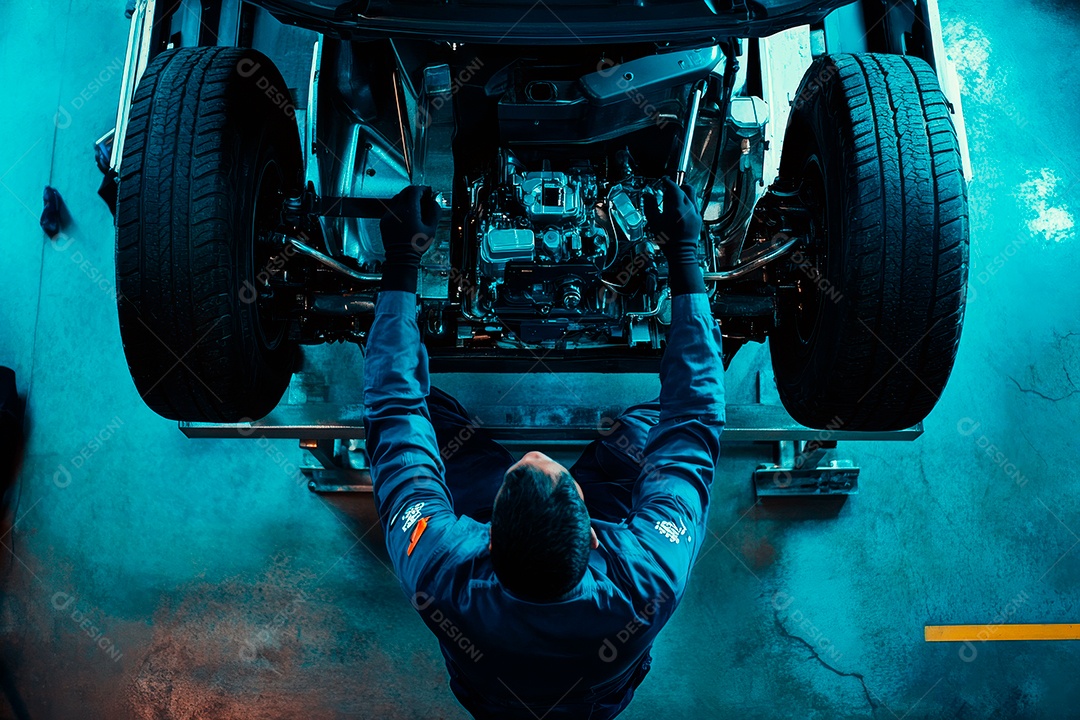 Homem jovem mecânico sobre oficina.