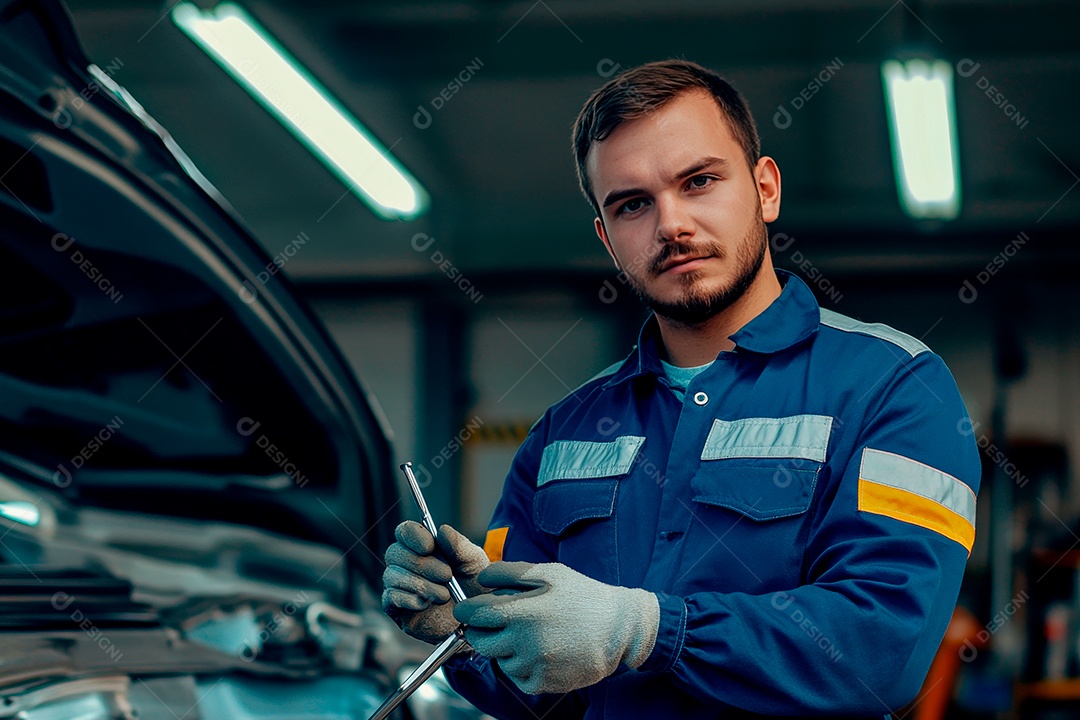 Homem jovem mecânico sobre oficina.