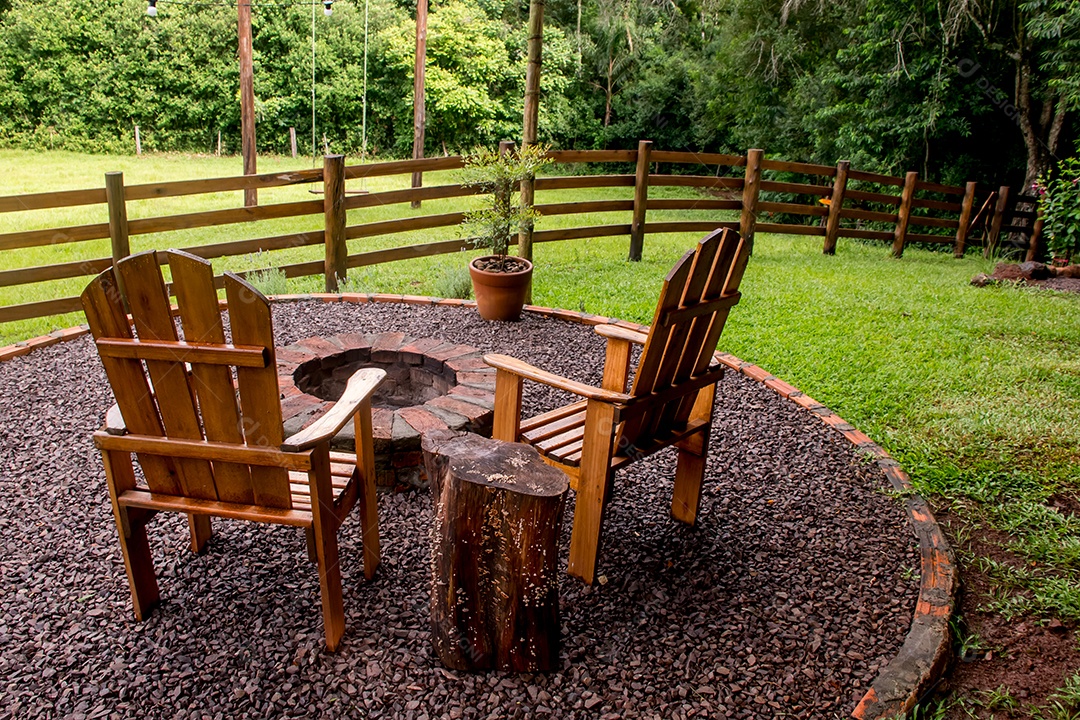 Pátio com gramado cadeiras e lareira