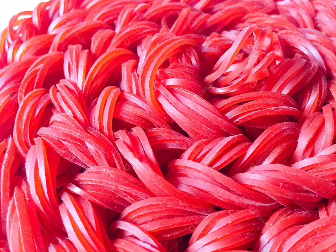 Lindo doce de corda vermelho trançado sobre fundo branco isolado