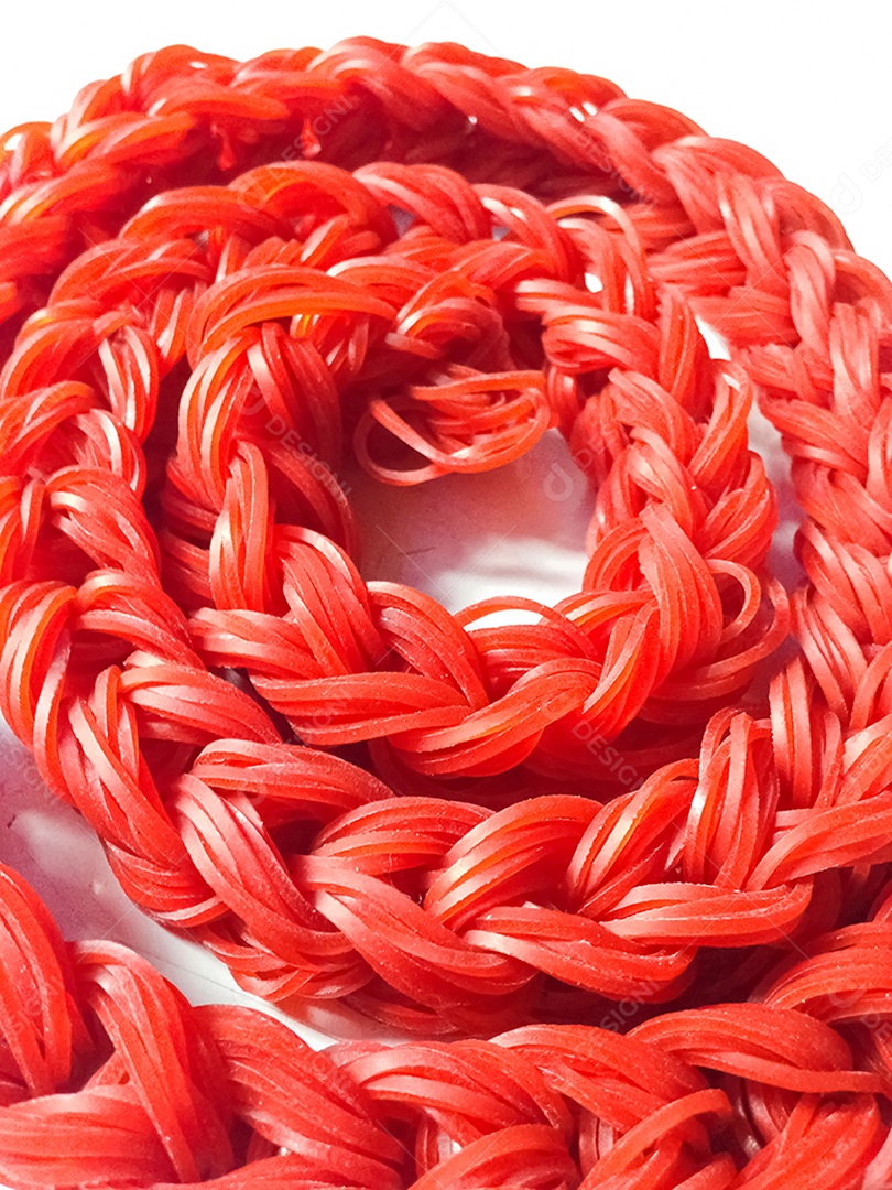 Lindo doce de corda vermelho trançado sobre fundo branco isolado