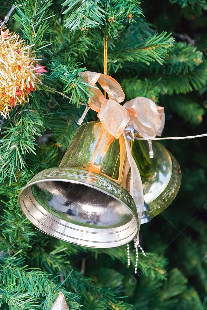 Sino natalino pendurado em árvore de natal