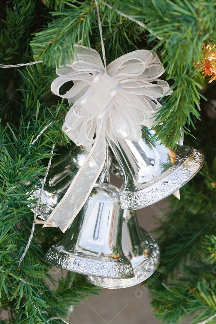 Sino natalino pendurado em árvore de natal