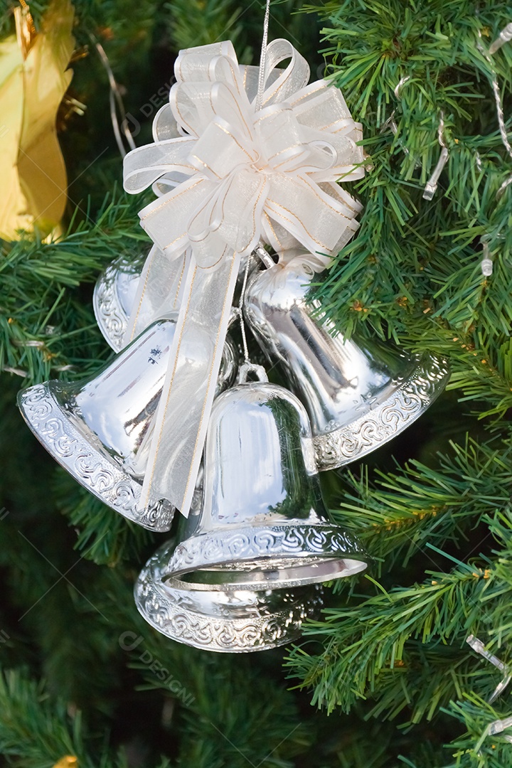 Sino natalino pendurado em árvore de natal