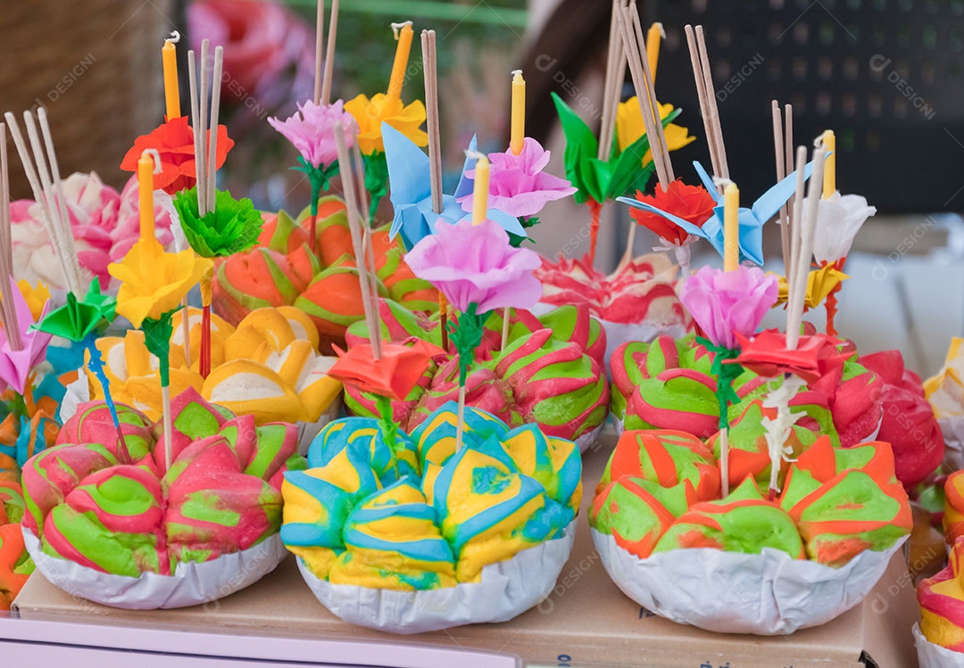 Linda arte de flores caseira e reciclaveis sobre caixa de papelão