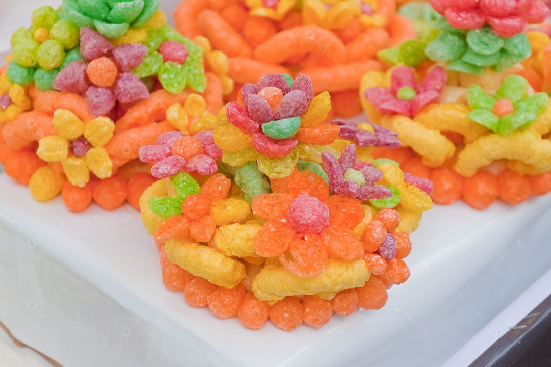 Linda decoração de flores feitas com tubes coloridos sobre mesa de marmore