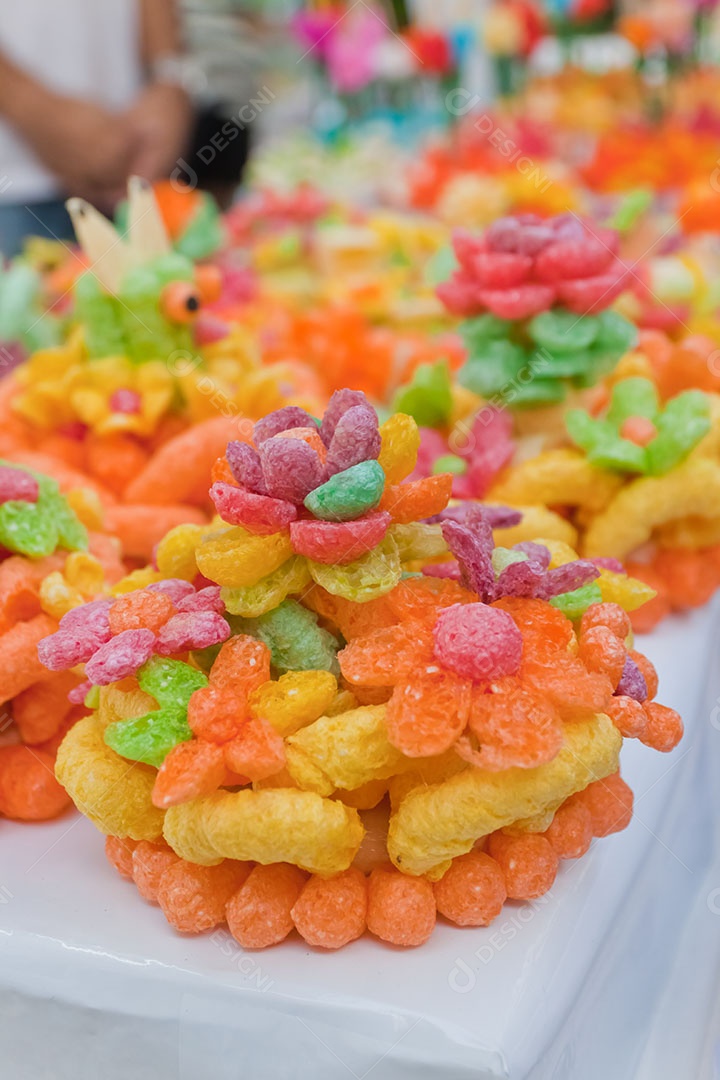 Linda decoração de flores feitas com tubes coloridos sobre mesa de marmore