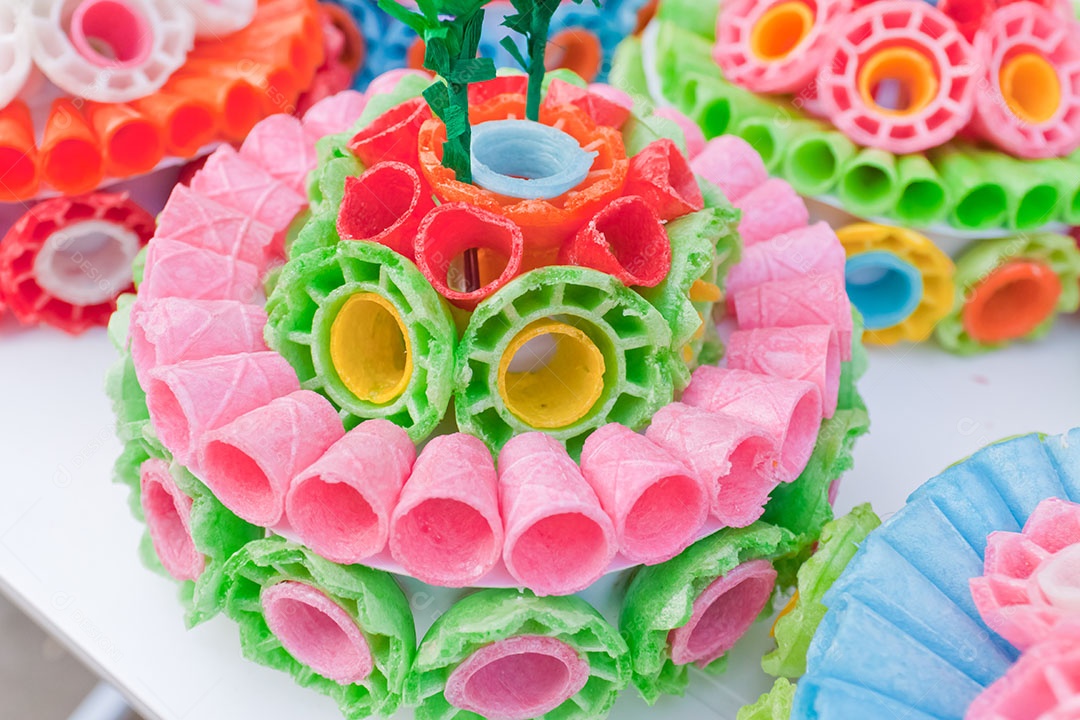 Linda decoração de reciclagem com uma explosão de cores