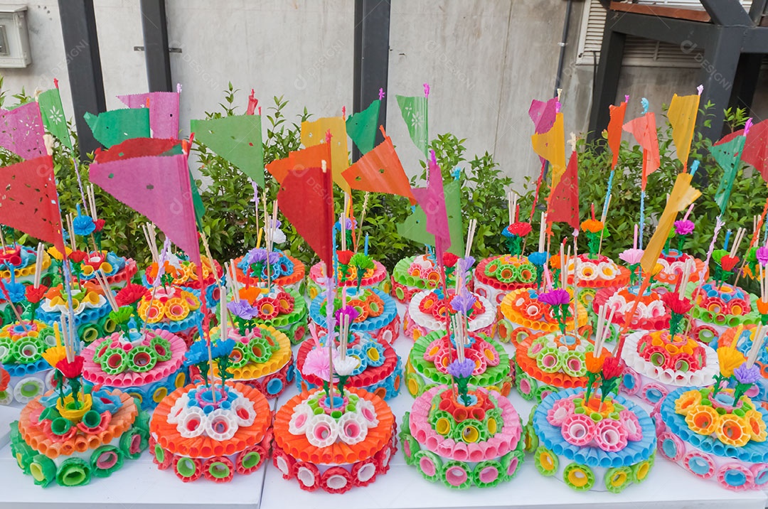 Linda decoração de reciclagem com uma explosão de cores