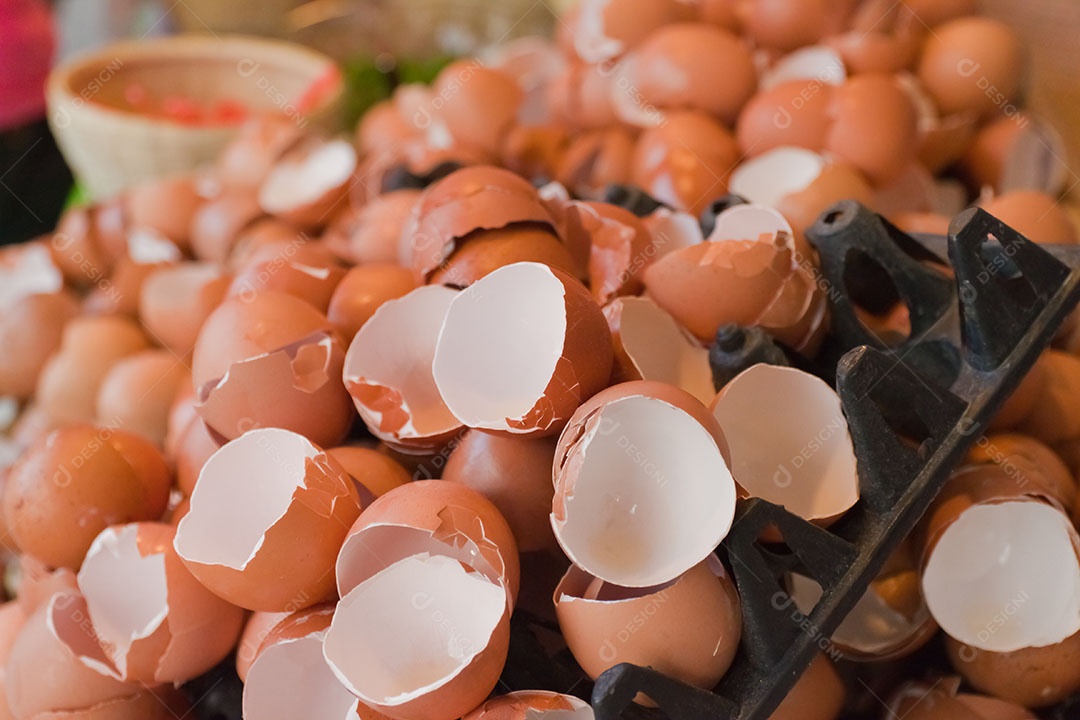 Casca de ovos quebradas em migalhas sobre fundo desfocado