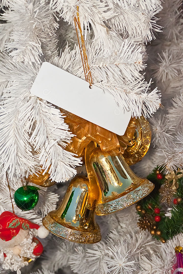 Sino natalino pendurado em árvore de natal