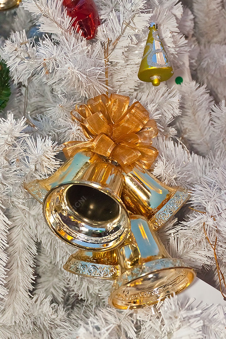 Sino natalino pendurado em árvore de natal