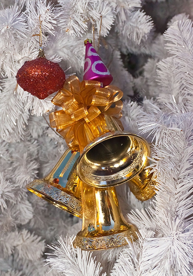 Sino natalino pendurado em árvore de natal