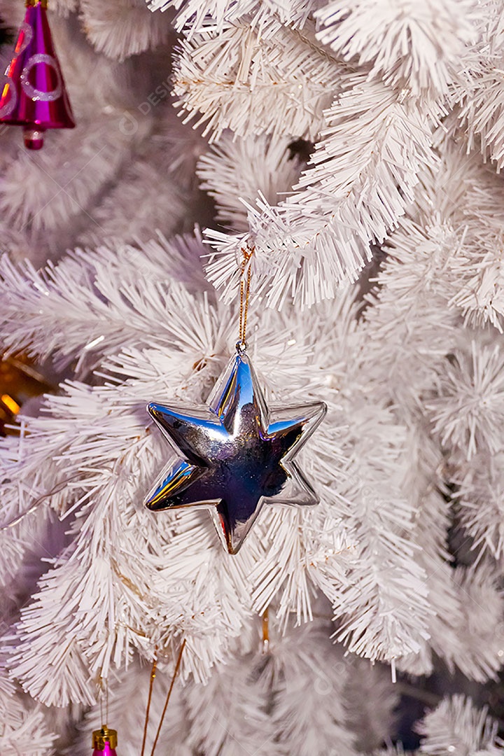 Estrela natalina pendurada em árvore de natal