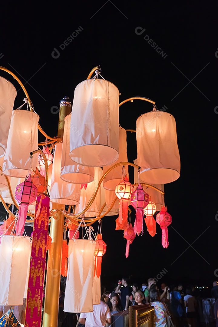 Decoração de lanternas de papel colorido