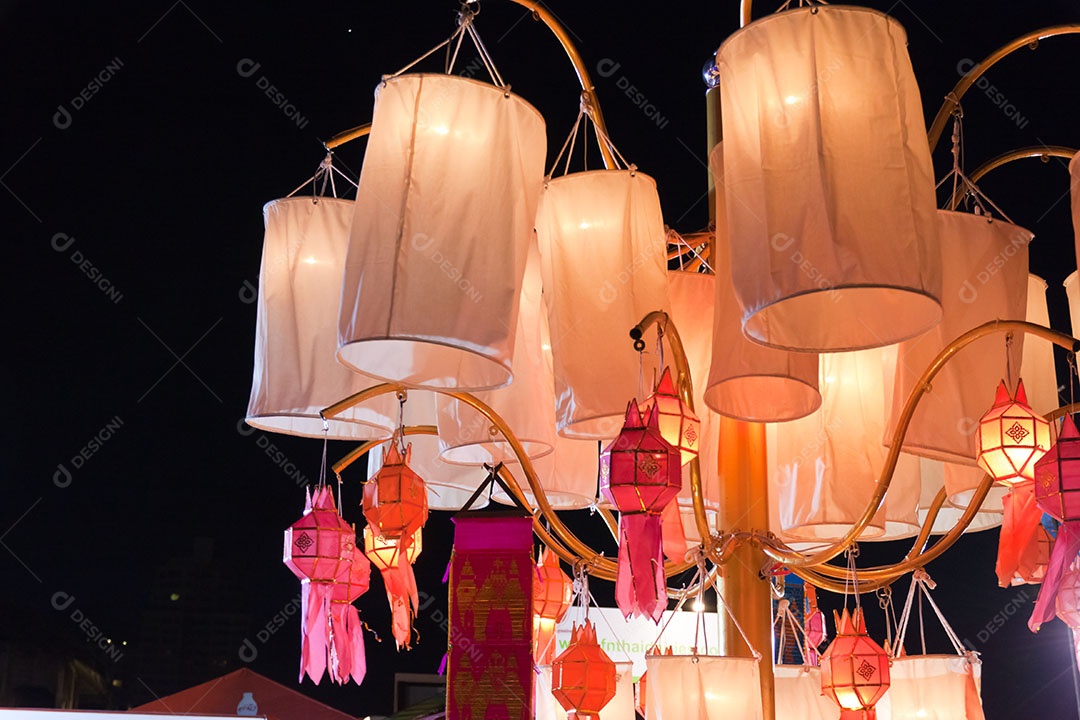 Decoração de lanternas de papel colorido