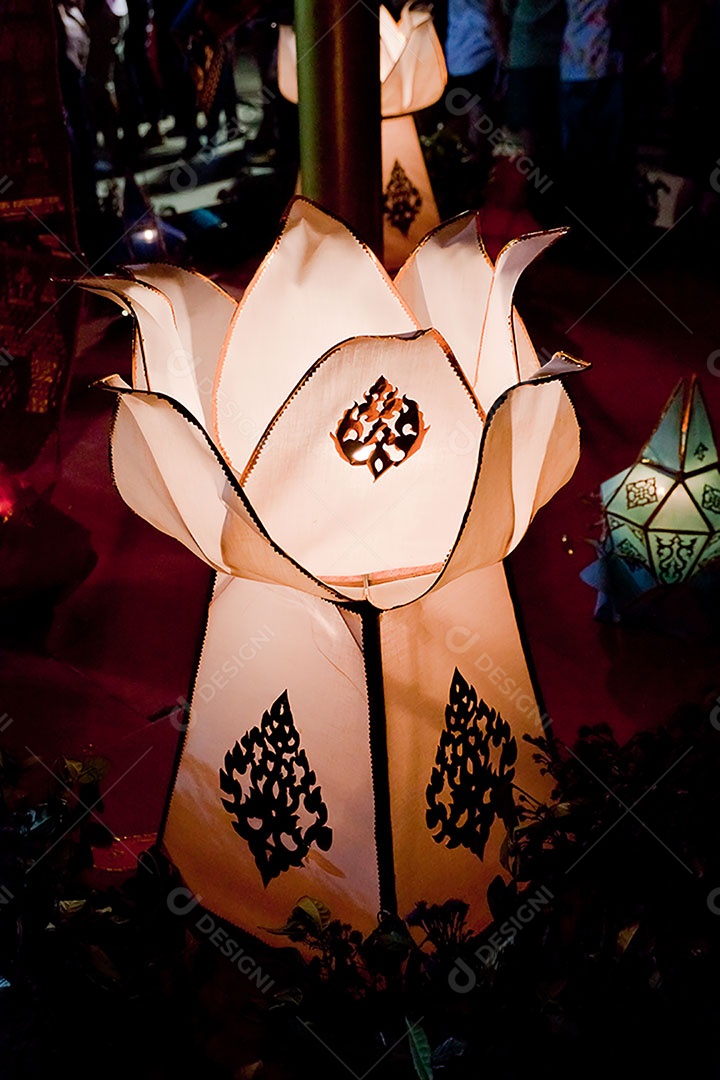 Decoração de lanternas de papel colorido