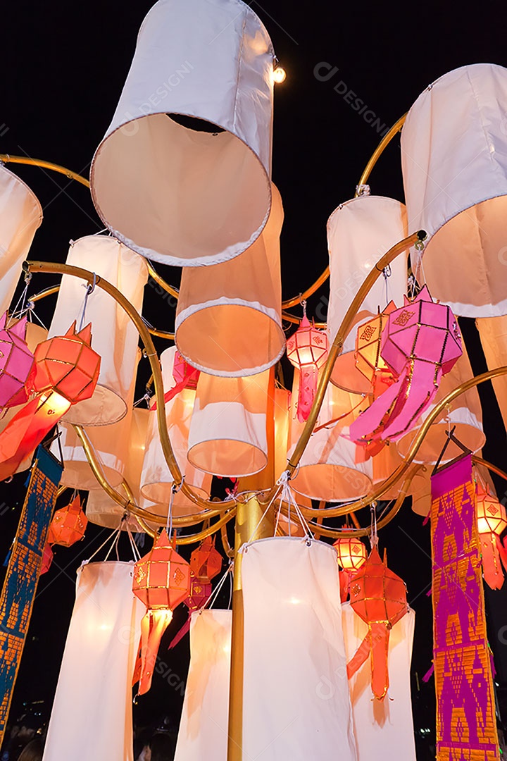 Decoração de lanternas de papel colorido